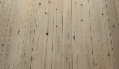 Behandling af nylagt / nyslebet fyrretrsgulv